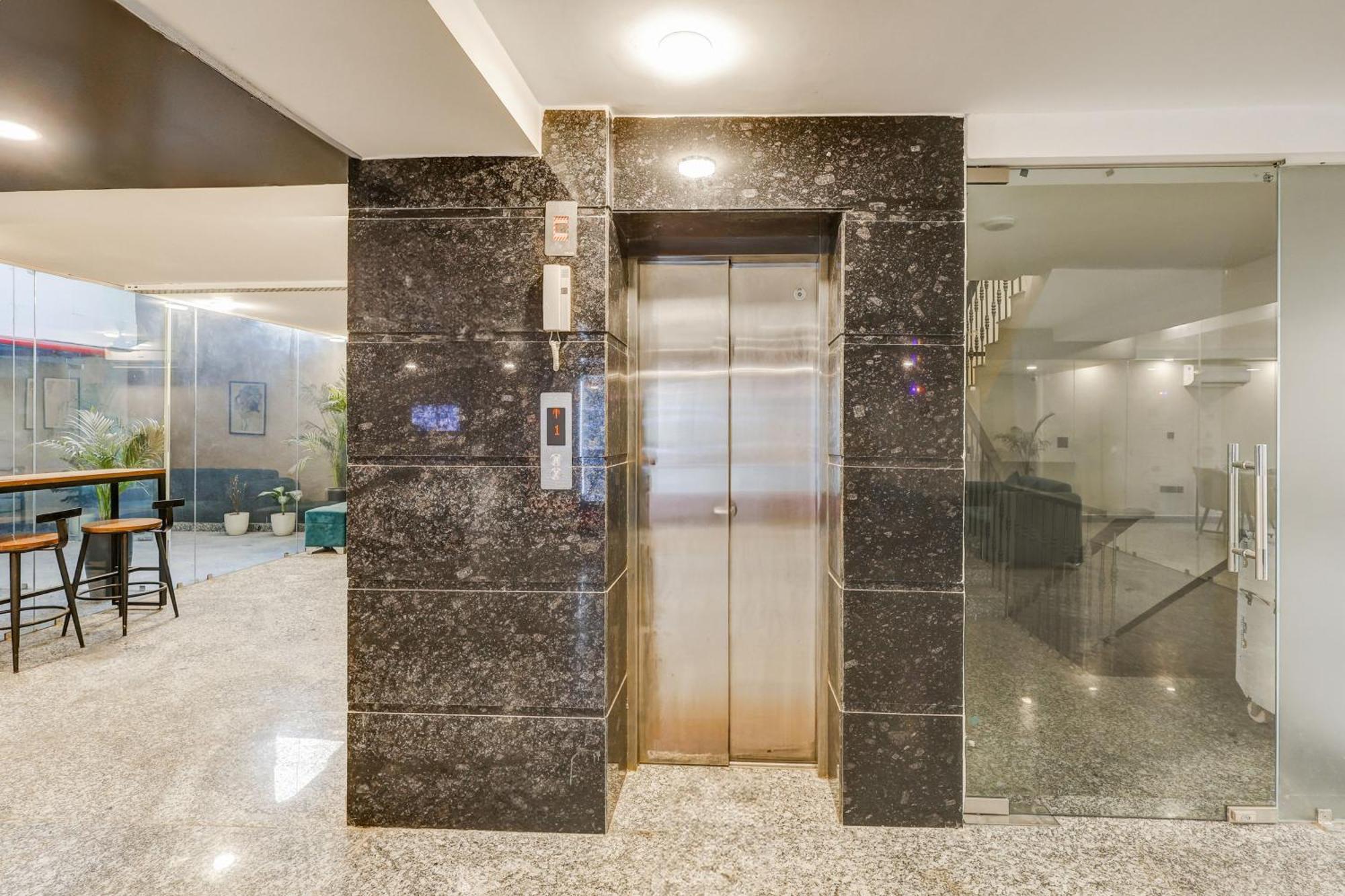 Hotel Super Townhouse Oak Udyog Vihar Gurgaon Exterior foto